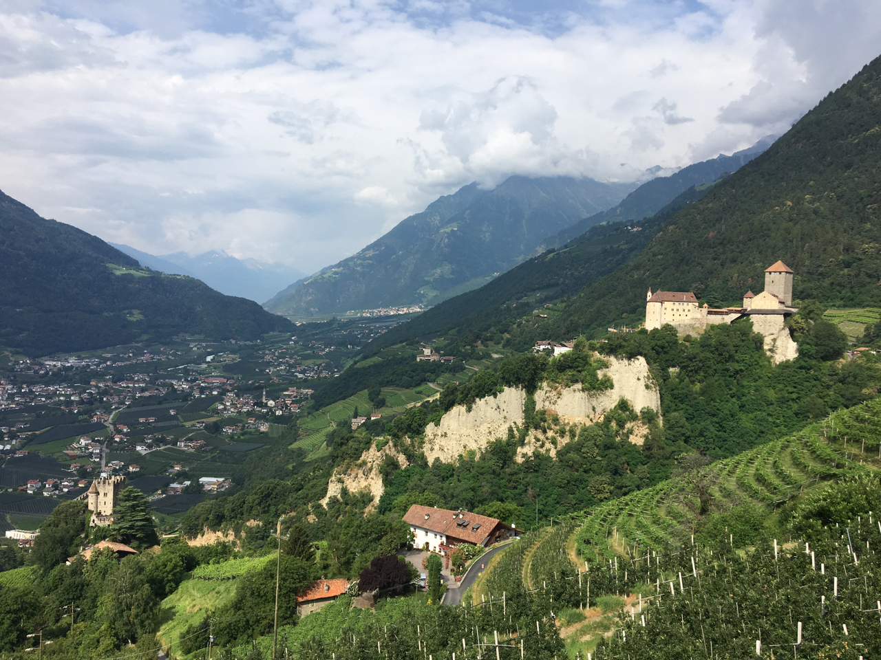 Ein letzter Blick auf Schloss Tirol und den Vinschgau