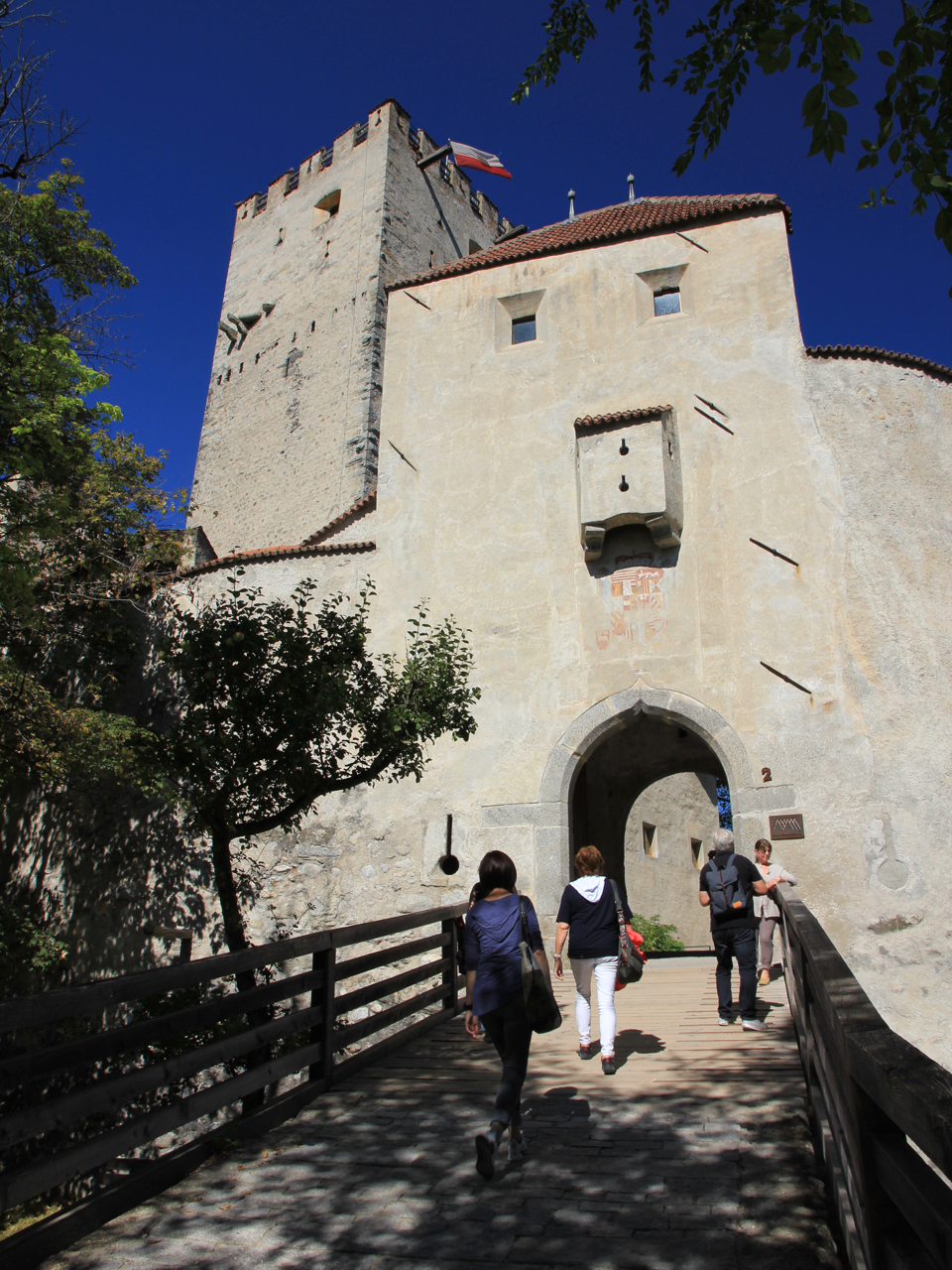 Der Eingang zum Schloss Bruneck