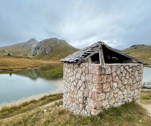 Alte Hütte am Lago di Valparola