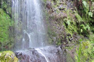 Wasserfall auf dem Weg in den Caldeirao Verde