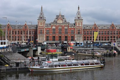 Grachenboot vor dem Hauptbahnhof Amsterdam Centraal