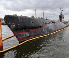 Ein altes sowjetisches U-Boot liegt vor Anker