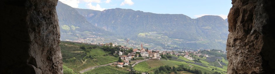 Blick vom Schloss auf Dorf Tirol