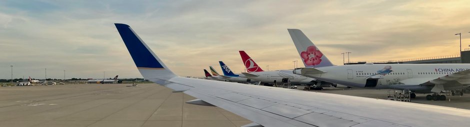 An den Gates parkende Flugzeuge in Frankfurt