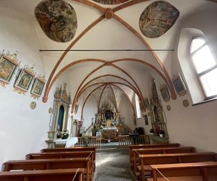 Innenraum der Heilig-Kreuz-Kirche